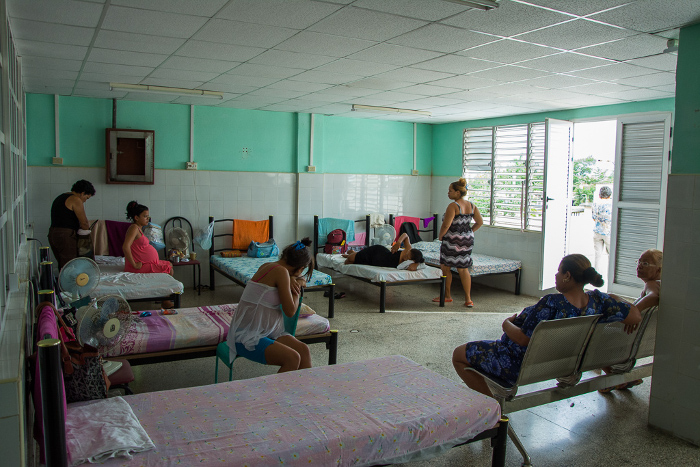 El comedor de la Sala convertido en cubículo, acogió a Rosaidi (acostada al fondo), y a otras que como ella ya están a término. Foto:Leandro Pérez Pérez /Adelante