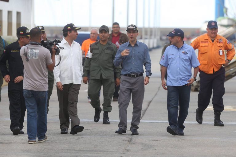 El embajador cubano, Rogelio Polanco, y el vicepresidente para el Área Social, Jorge Arreaza, frente a uno de los buques que llegará con ayuda humanitaria al oriente cubano. Foto: AVN.Tomada de cubadebate.cu Venezuela envía ayuda humanitaria a Baracoa