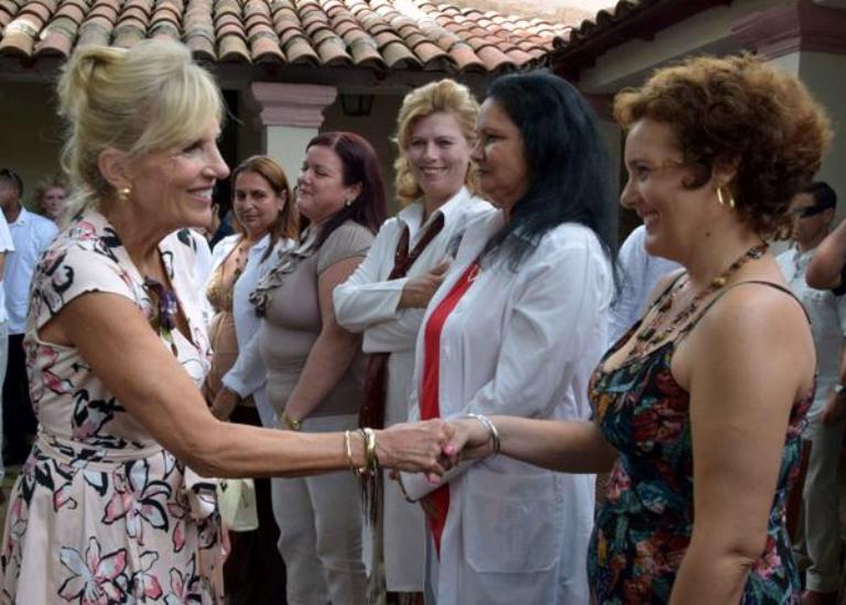 La académica estadounidense Jill Biden (izq), sostuvo un encuentro con mujeres profesionales camagüeyanas, representantes de proyectos vinculados a la mujer y la familia, en el Museo Quinta Simoni, en Camagüey. Foto: Rodolfo Blanco Cué/ACN  Conoce Jill Biden avances de Cuba contra el cáncer