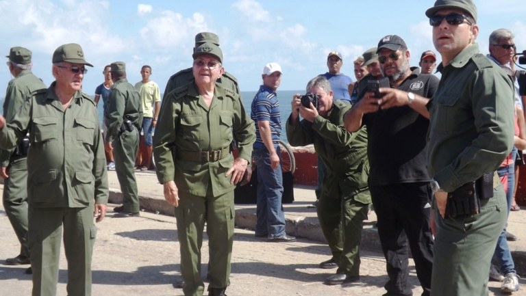 Foto:Tomada de www.radiobaracoa.icrt.cu/es  Recorrió Raúl zonas afectadas por el huracán Matthew en Baracoa (+ Video y Galería)