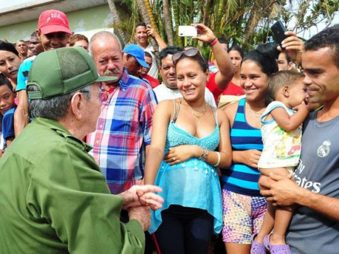 Raúl saluda a joven embarazada y su familia en Maisí, 10 de octubre de 2016. Foto: Estudios Revolución