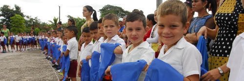 En azul, acto de ingreso a la Organización de Pioneros José Martí 