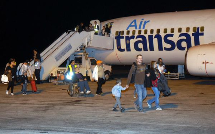 Turistas canadienses, durante su arribo al Aeropuerto Ignacio Agramonte, para disfrutar de sus vacaciones en el Polo Turístico de Santa Lucía, en Camagüey. Foto: Rodolfo Blanco Cué Prevé incremento de operaciones aeropuerto de Camagüey