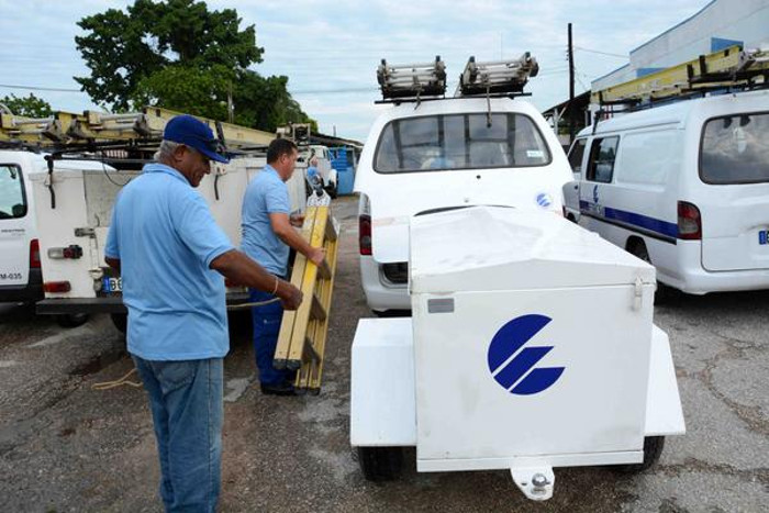 Técnicos y especialistas camagüeyanos de la Empresa de Telecomunicaciones de Cuba S.A. (ETECSA), se disponen a partir hacia las regiones orientales afectadas por el huracán Matthew. Foto: Rodolfo Blanco Cué (ACN) Camagüey también es Guantánamo