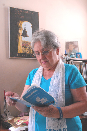 Elsa lee uno de los cuentos dedicado a su hijo. Fotos: Otilio Rivero Delgado Madre cubana espera regreso de un hijo