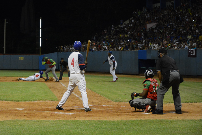 Ayala bateó de 4-3 con tres dobles. Foto: Leandro Pérez Pérez/Adelante ¡¡Sí se pudo!!