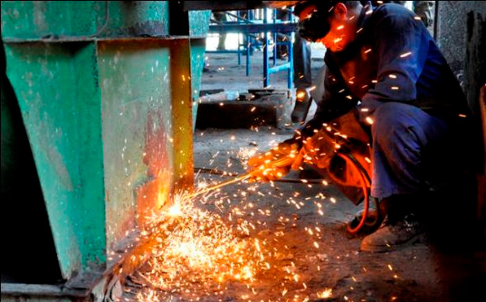 Foto: Tomada de radiovertientes.wordpress.com Constructores camagüeyanos apoyan reparaciones en central Batalla de las Guásimas de Vertientes