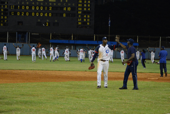 Pocos jugadores hicieron tanto como Alexander Ayala, para apoyar el triunfo de Camagüey en el play off de comodines frente a Las Tunas. Foto: Leandro Pérez Pérez