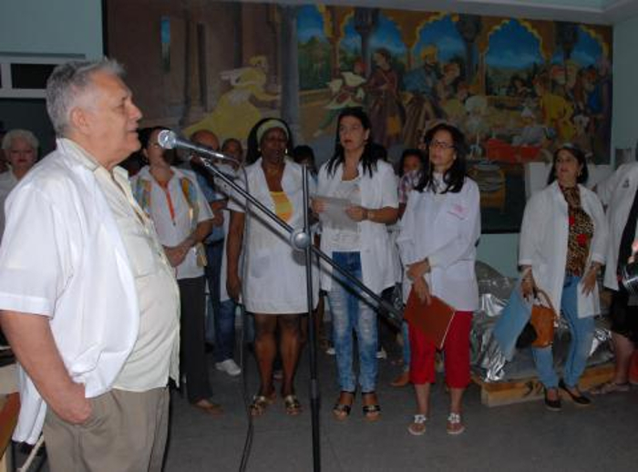 EL Dr. Mario Mendoza del Pino y el colectivo del centro hospitalario. Fotos: Otilio Rivero Delgado