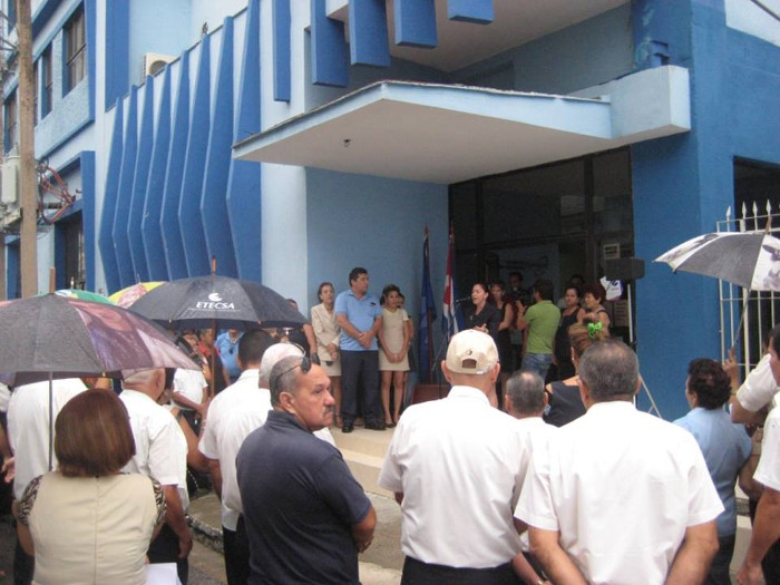 Ni la lluvia impidió que los trabajadores de ETECSA condenaran el bloqueo. Foto: Diosmel Galano Oliver (colaborador)