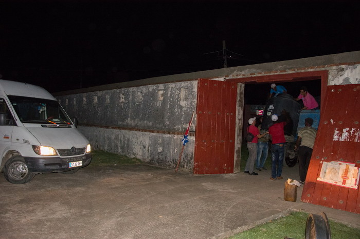 Trabajadores de la Oficina del Historiador de la Ciudad de Camagüey, en plena faena de restauración en Guantánamo , y alumbrándose con la luz del propio vehículo. Foto: Leandro Pérez Pérez  La Oficina del Historiador de nuevo en casa