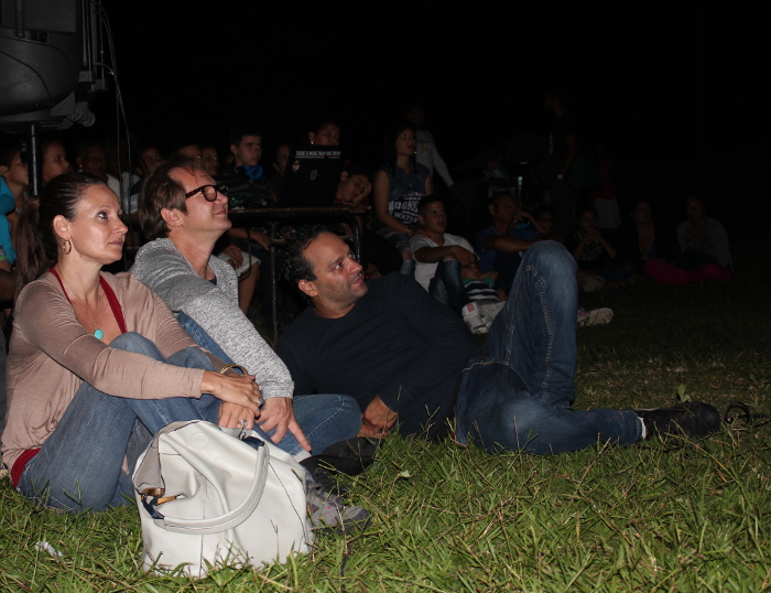 El césped de San Jerónimo fue luneta entrañable para Isabel Palma, R.P. Labrada (ambos del comité organizador de El Almacén) y Jonal. Fotos: Keiter Castillo Santana (colaborador) Esteban en el barrio