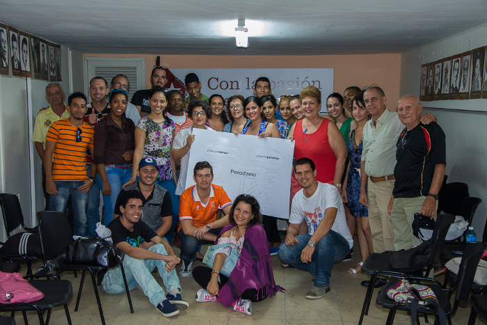 Al final de intercambio de jóvenes del sector con experimentados colegas, los presentes dejaron una constancia gráfica. Foto: Leandro Pérez Pérez Concluye el coloquio de la prensa camagüeyana en la casa natal de Fidel