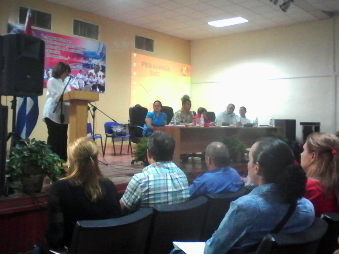 Conferencia de la Máster Elda Cento Gómez. Foto: de la autora El aula bajo la mira académica