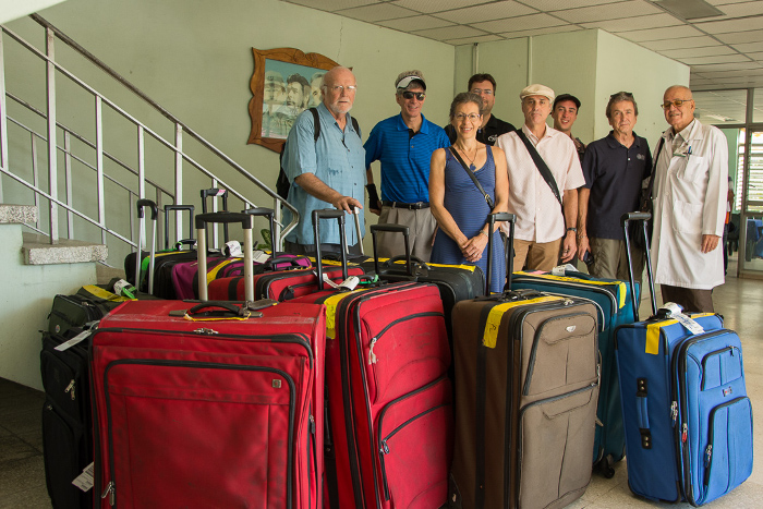Con sus maletas cargadas con parte del donativo, pero sobre todo con un cariño infinito hacia sus semejantes.  Fotos: Leandro Pérez Pérez /Adelante Desde Madinson a Camagüey, cargados de amor y admiración