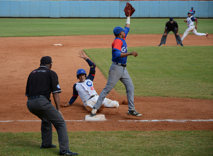 En la subserie contra Granma se vio mucha acción sobre las almohadillas, pero en la mayoría de las ocasiones faltó la conexión impulsora. Foto: Leandro Pérez Pérez