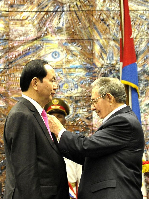 Photo Taken from:en.granma.cu Raul Castro bestows top Cuban medal on Vietnamese President