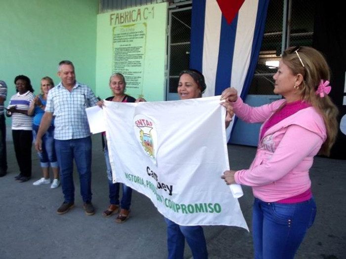 El colectivo recibió la bandera que acompañará a los camagüeyanos en la Conferencia Nacional del Sindicato de los Trabajadores Agropecuarios y Forestales, que se efectuará en la capital del país, en el mes de diciembre. Foto: Tomada de www.radiorebelde.cu