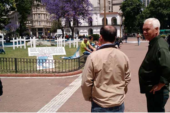 El vicepresidente del Instituto Cubano de Amistad con los Pueblos (ICAP) visitó lugares históricos de la ciudad, entre ellos la emblemática Plaza de Mayo, que guarda gran parte de la historia y la lucha de los argentinos. Foto: PL