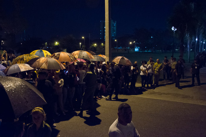 ¿Quién le dijo a la lluvia que podría empañar tan digno homenaje?  Foto: Leandro Pérez Pérez