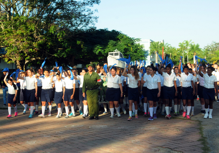  Estudiantes de la Enseñanza Media :46 años siempre cuesta arriba 