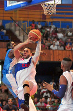 In the center, the southpaw Orestes Torres. Photo taken from: www.granma.cu