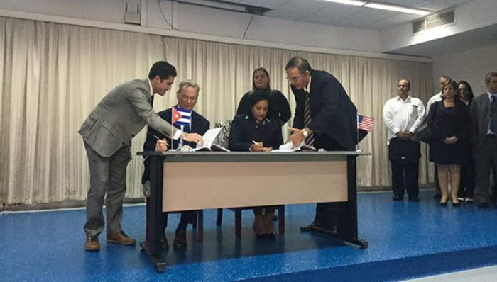 Eric Schmidt, Google's chief executive, and Mayra Arevich Marin, ETECSA's chief executive, signed the agreement. Photo: Oscar Figueredo/www.cubadebate.cu