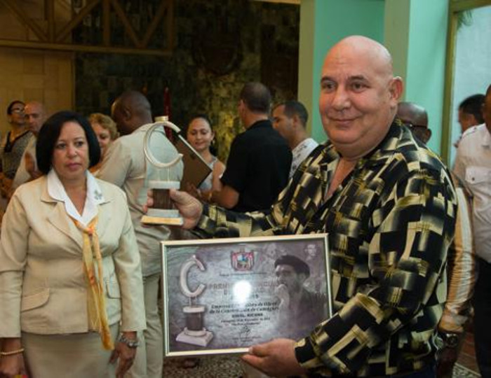 La representación de Dovel cuando recibía el premio. Fotos: Leandro Pérez Pérez/Adelante