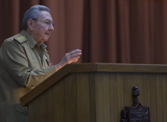 Raúl Castro: El mejor monumento a Fidel es hacer realidad el concepto Revolución. Foto: Tomada de cubadebate.cu