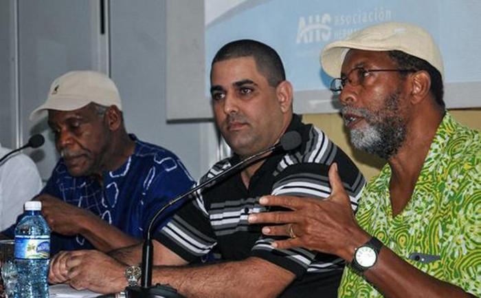 El intelectual James Early interviene en el encuentro con jóvenes en el Pabellón Cuba. Foto: Ariel Cecilio Lemus (ACN)