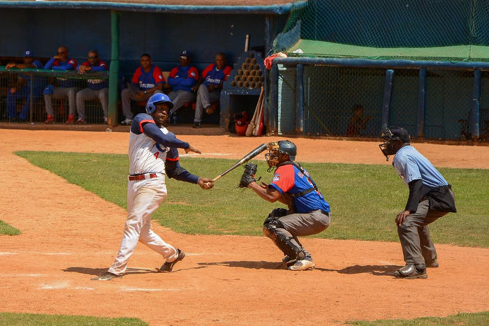 El jugador de cuadro camagüeyano Alexander Ayala ganó en el terreno el derecho de continuar en la Serie Nacional de Béisbol, ahora con uniforme villaclareño. Foto: Leandro Pérez Pérez/Adelante