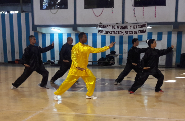Durante el encuentro en Santiago de Cuba, el grupo de camagüeyanos visitaron el monumento a Fidel Castro Ruz en el Cementerio de Santa Ifigenia, y de manera sencilla honraron su figura. Foto: Cortesía del grupo