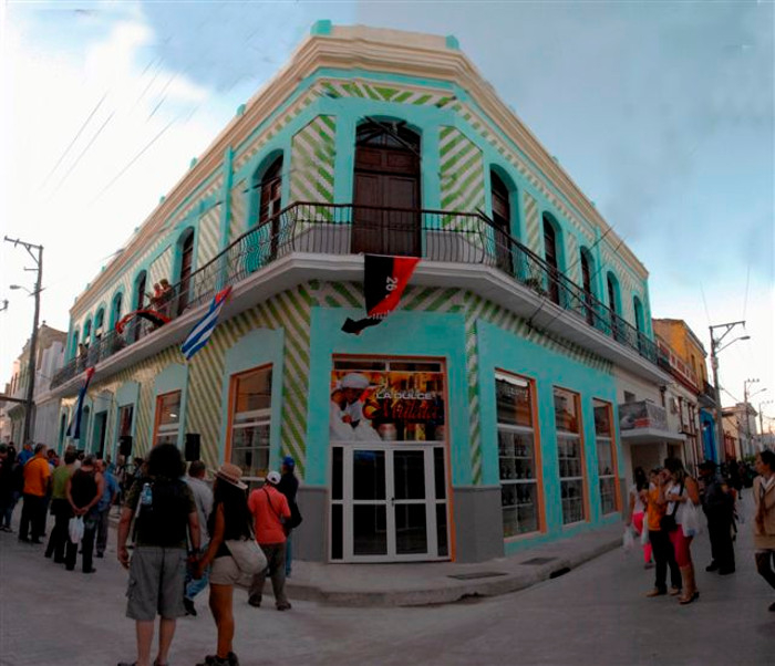 Apertura oficial del edificio ecléctico, donde en su planta alta viven seis familias, situado en San Esteban esquina República. En esta misma instalación quedó inaugurada la licorería “La Dulce Mulata”. Fotos: Otilio Rivero Delgado