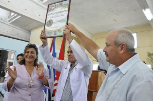 El Dr. Sigfrido Valdés Dacal es estimulado por las autoridades del Partido y Gobierno en la provincia.