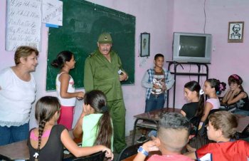 Jorge Luis Tapia Fonseca, Primer Secretario del Comité Provincial del Partido Comunista de Cuba, dialoga con niños de la escuela primaria Enrique Zaragozí, durante el Ejercicio Meteoro en la ciudad de Camagüey.