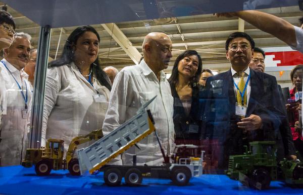 Miao Wei, Ministro de Industrias y Tecnologías de la República Popular China, y Salvador Pardo Cruz, Ministro cubano de Industrias, durante la inauguración de la Feria CUBAINDUSTRIA 2016, realizada en el Recinto Ferial Pabexpo.