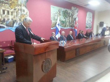 Confieren a Raúl título de Doctor Honoris Causa en Panamá