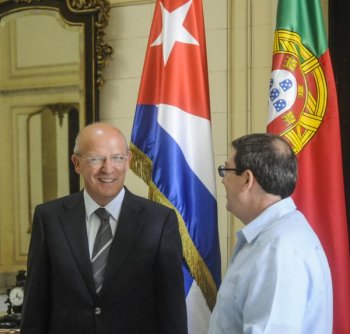 Augusto Ernesto Santos Silva (I), Ministro de Relaciones Exteriores de la República Portuguesa, es recibido por su homólogo cubano, Bruno Rodríguez Parrilla, en la sede de la cancillería cubana en La Habana.