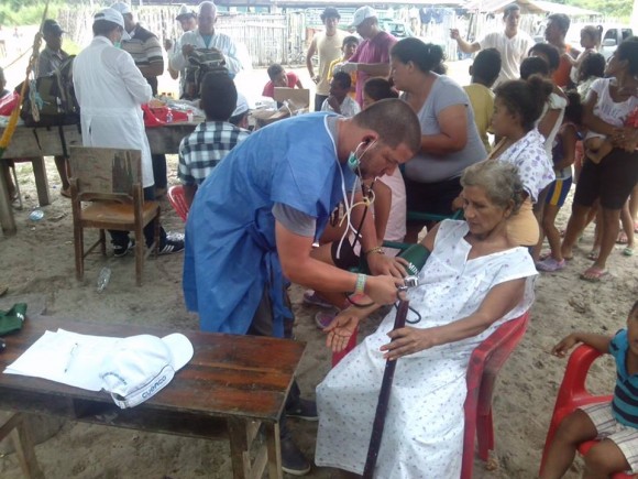 Integrantes del Contingente Henry Reeve brindando servicios en Ecuador tras el terremoto. El autor de estas notas y fotos brindando atención médica a pacientes. Foto: Muro de Facebook del Dr. Vigil Fonseca