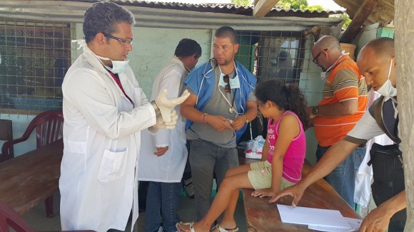 Integrantes del Contingente Henry Reeve brindando servicios en Ecuador tras el terremoto. El autor de estas notas y fotos brindando atención médica a pacientes. Foto: Muro de Facebook del Dr. Vigil Fonseca