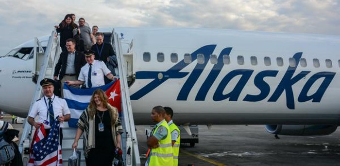 Pasajeros del vuelo inaugural de la compañía aérea estadounidense Alaska Airlines, en la terminal 2, del Aeropuerto Internacional José Martí, en La Habana, Cuba.  Foto: Abel Padrön Padilla (ACN)