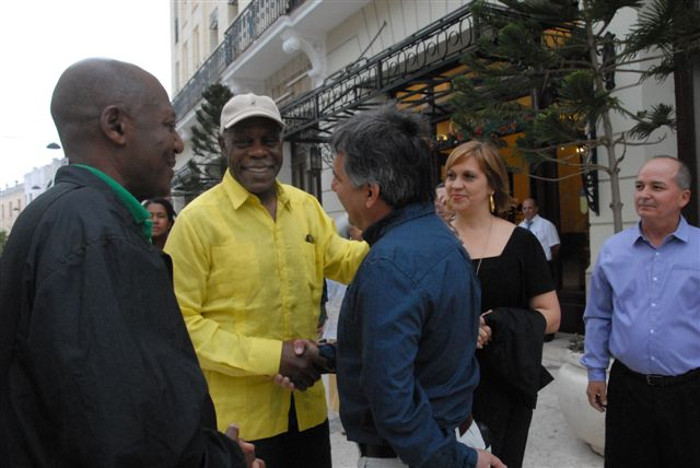 Cineasta norteamericano Danny Glover camina las calles de Camagüey