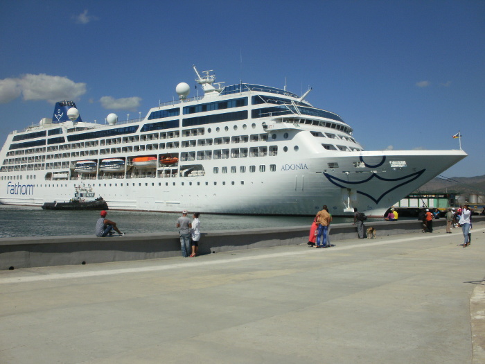The cruise ship Adonia in Santiago de Cuba. Photo: Jorge Luis Peix Agüero