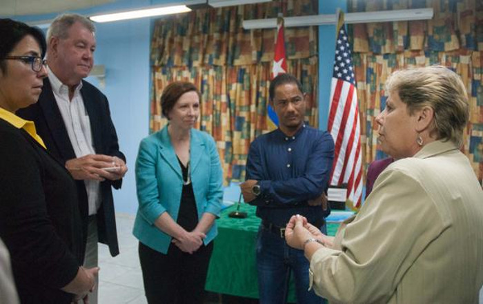 Maritza García García, presidenta de la Agencia de Medio Ambiente, intercambia con miembros del Instituto de Investigaciones Harte para Estudios del Golfo de México, luego de la firma del Memorando de Entendimiento entre el Acuario Nacional de Cuba y dicha institución.  Foto: Diana Inés Rodríguez (ACN)