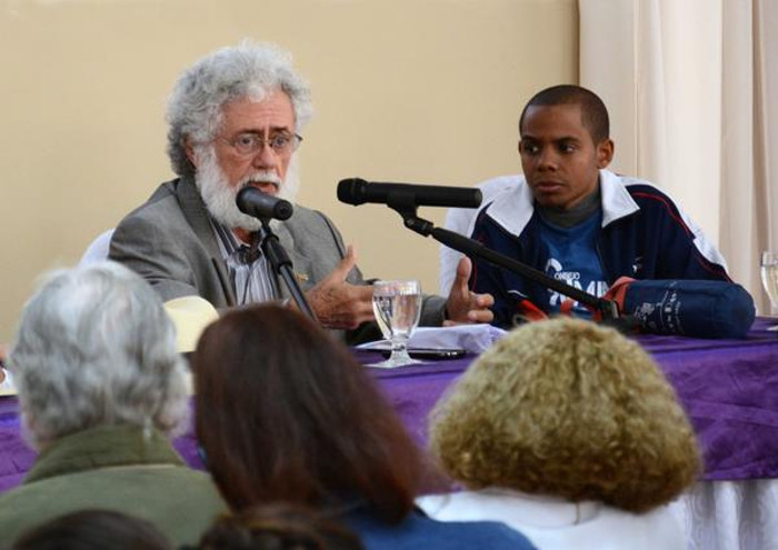 El Dr. en Ciencias Luis Toledo Sandé , durante una conferencia magistral, en la Edición XLII del Seminario Nacional Juvenil de Estudios Martianos, junto Yusuam Palacios Ortega , Presidente del Movimiento Juvenil, en el Centro de Convenciones Santa Cecilia. Foto:Rodolfo Blanco Cué/ACN Valora legado de Martí y Fidel en Seminario Nacional Juvenil