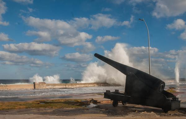 Fuertes olas en el litoral habanero, aún el 24 de enero.  FOTO: Diana Inés Rodríguez (ACN)