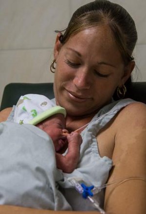 Dayana Montesinos siente la felicidad de una madre primeriza, y pese a que dijo: “Mi niña Lorena Milagros Santos quiso nacer el 1ro. de marzo, antes de tiempo, y con 1 180 gramos, o dos libras y seis onzas, veo cómo prospera, siento que me atiende y parece hasta que ríe. La atención ha sido maravillosa y espero amamantarla pronto, ya la estoy enseñando con la ayuda de las enfermeras”. Foto: Leandro Pérez Pérez
