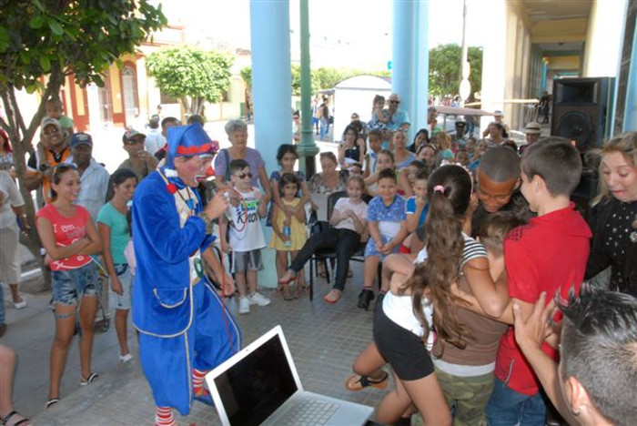 Para demostrar que la risa y la lectura son mezcla fundamental en todas las edades los payasos Adriana y Payasín amenizaron la programación con chistes y maromas que robaron los aplausos de los asistentes. Foto: Otilio Rivero Delgado/Adelante