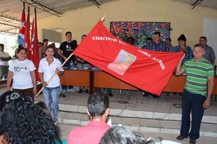 Entrega de la bandera Colectivo Vanguardia Juvenil a Empresa Genética, en el Activo de Jóvenes Campesinos, pertenecientes a diferentes unidades productivas del municipio de Jimaguayú, en Camagüey, Foto: Rodolfo BLANCO CUÉ (ACN)