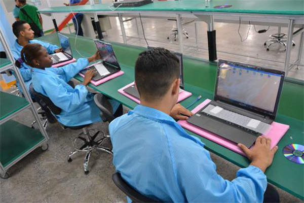 Until last Friday Gedeme assembled 3,500 laptops and 3,583 tablets. Photo: taken from www.granma.cu Quality control a priority in the assembly of laptops in Cuba